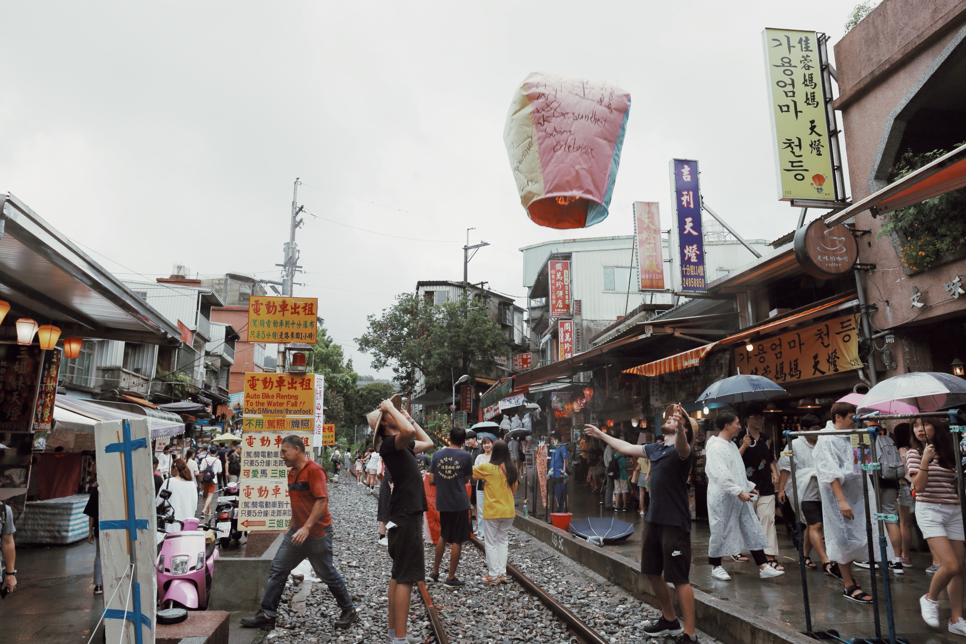 十分是整条平溪线铁路最热闹 最大的车站