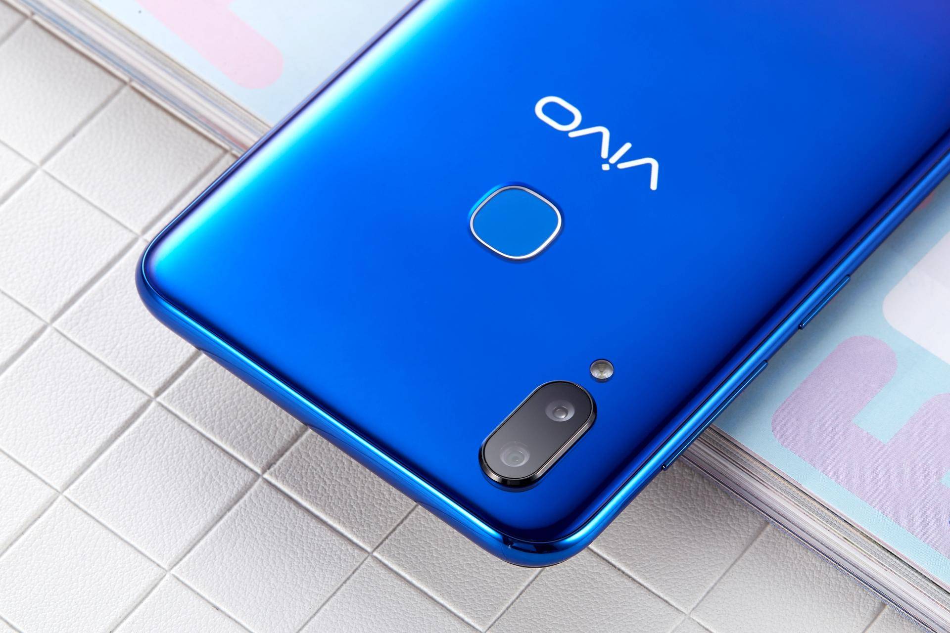 vivo z3极光蓝图赏:个性渐变时尚 骁龙710,颜值最高小钢炮