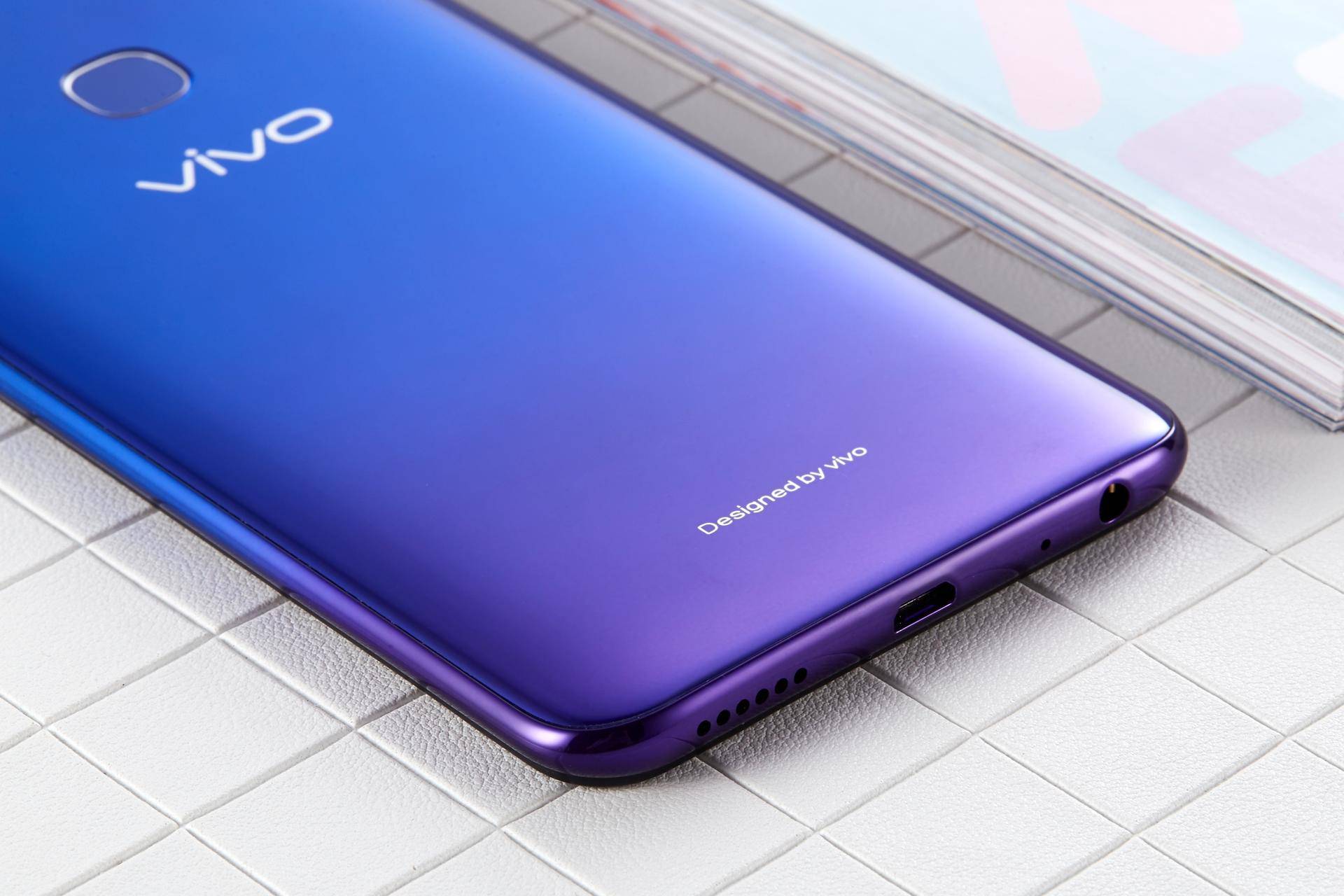 vivo z3极光蓝图赏:个性渐变时尚 骁龙710,颜值最高小钢炮