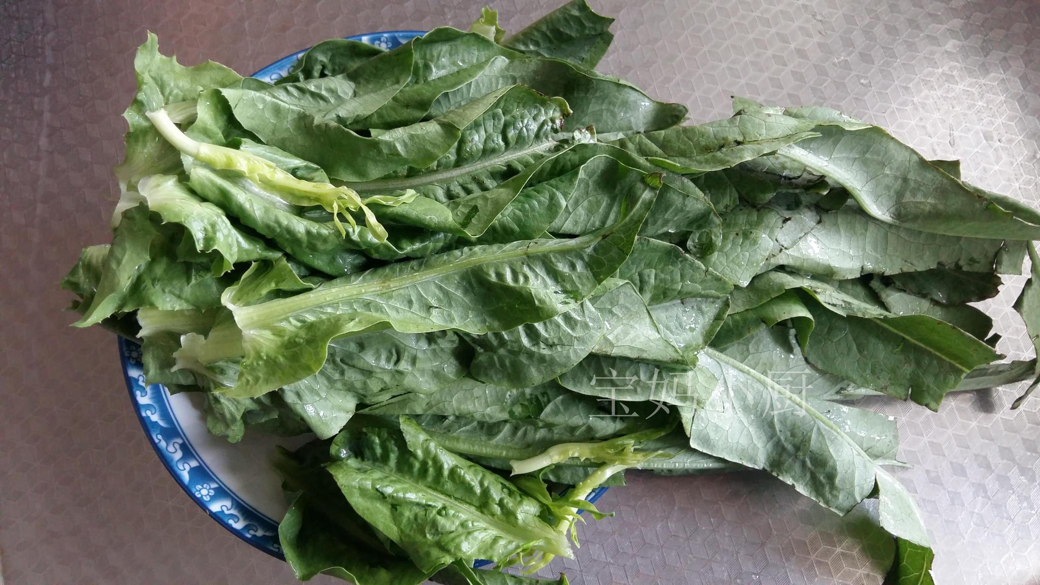 这菜叶别扔!它可是不花钱的化妆品,女人要常吃,小脸又弹又润