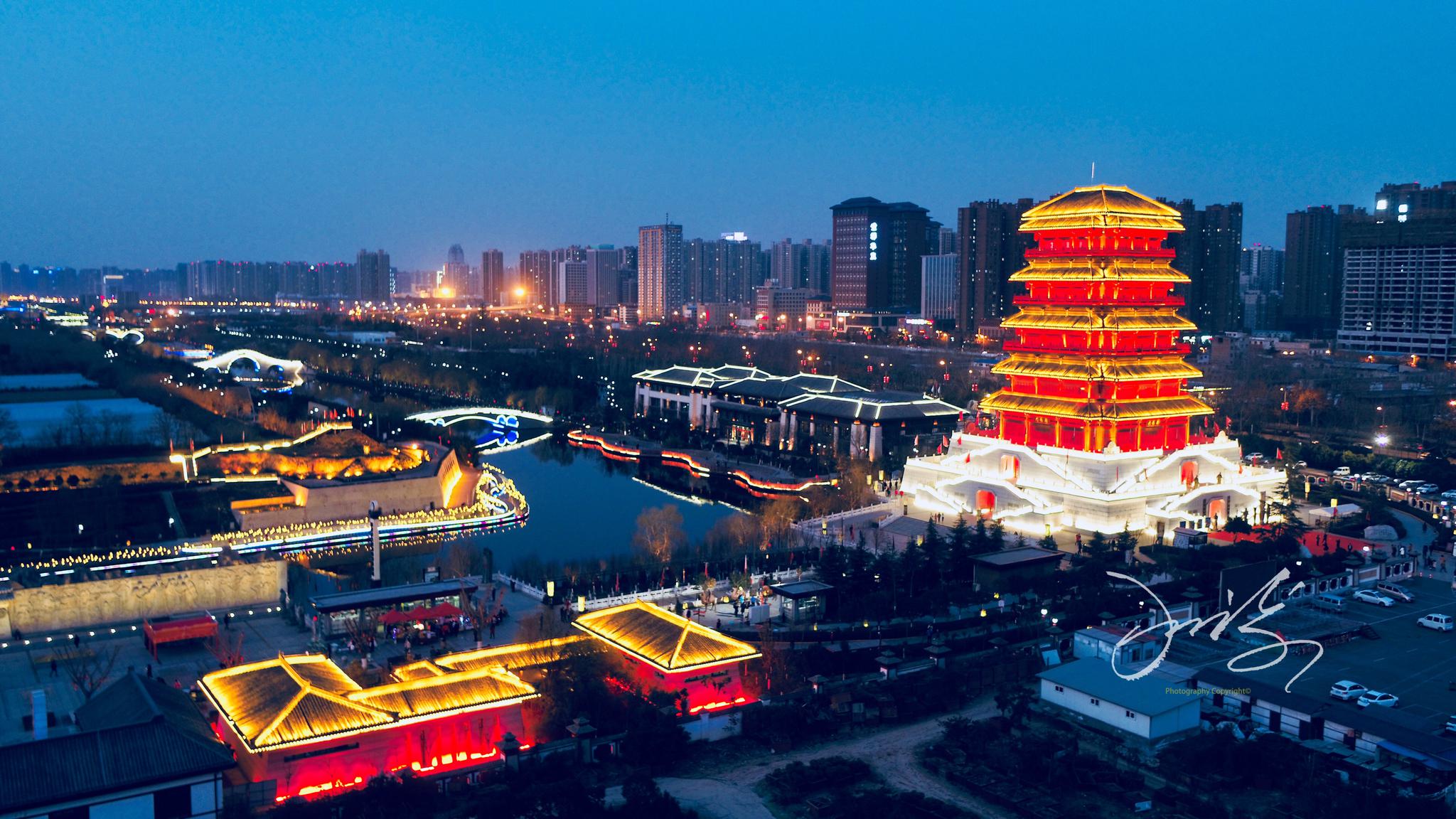 这里是丝绸之路的起点,有着磅礴的古建和厚重的历史文化