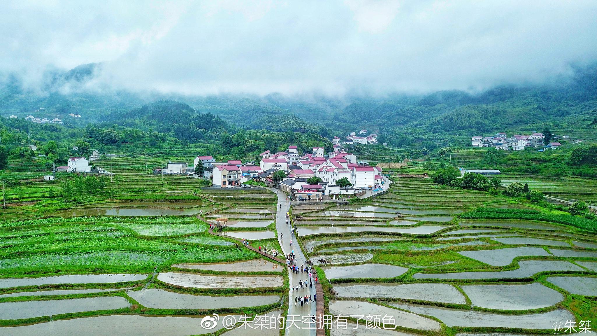 "库山一窝圆,内有千亩田,上半年收稻米,下半年收银钱