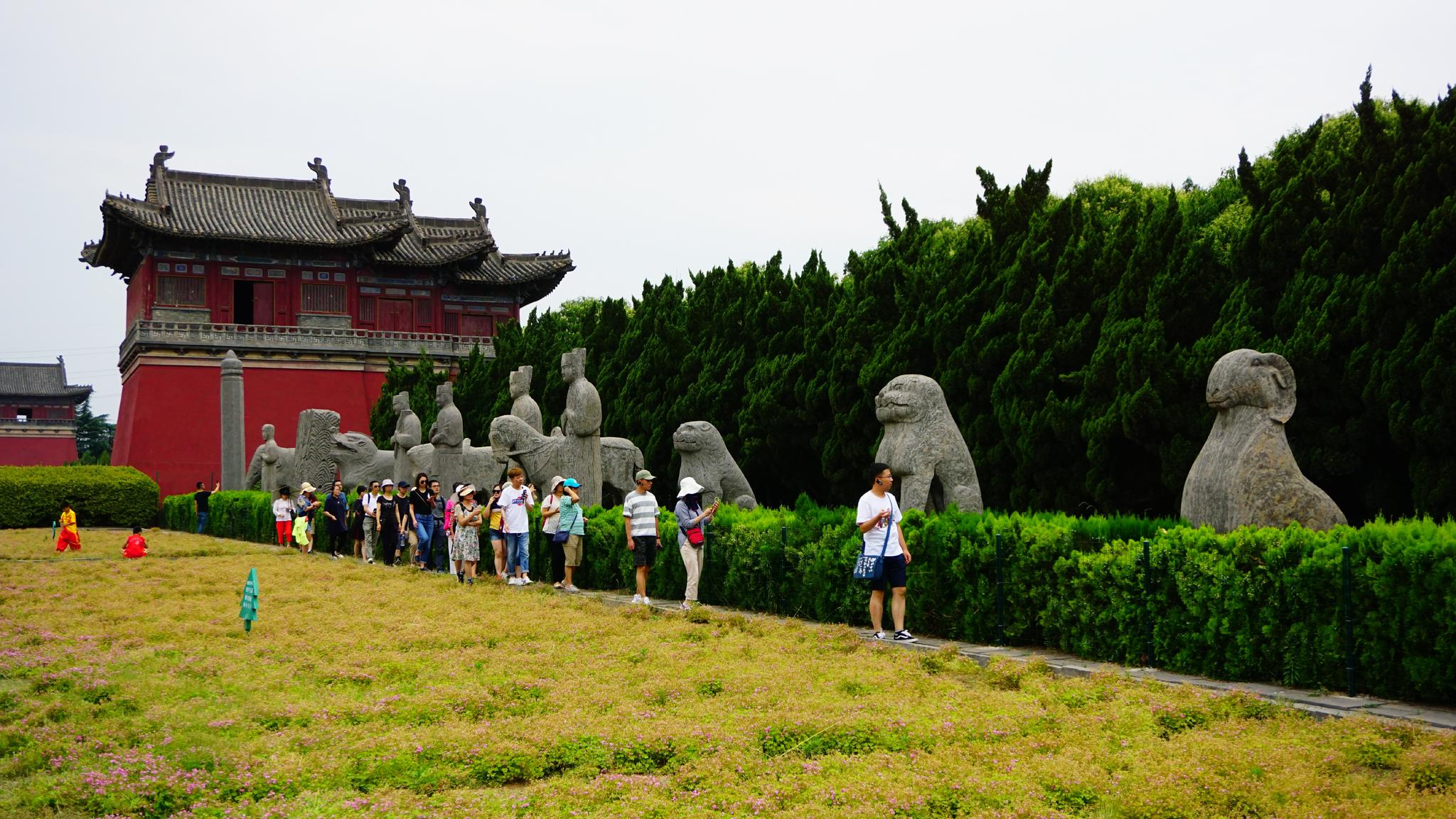 从北魏皇家石窟巩义时间精美的帝后礼佛图和浮雕飞天,到北宋皇陵的