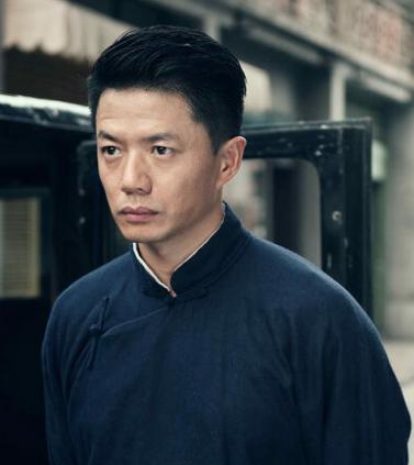 33岁大红,曾被误认为凤凰传奇,如今两次夺影帝,无人能及