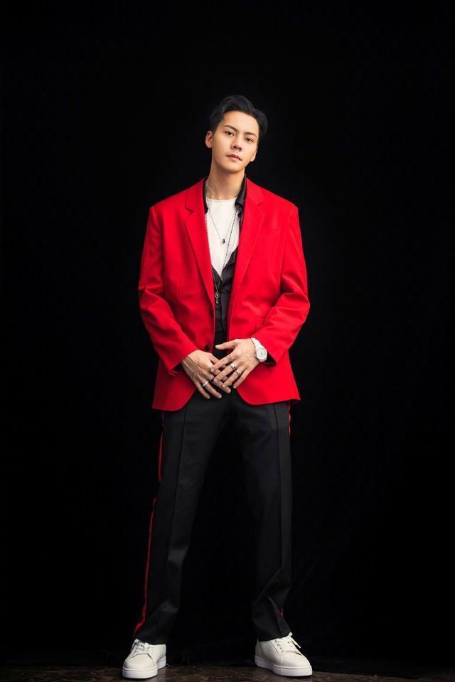 现代装喜欢穿红色,连古装里穿上红色的衣服也是那么配那