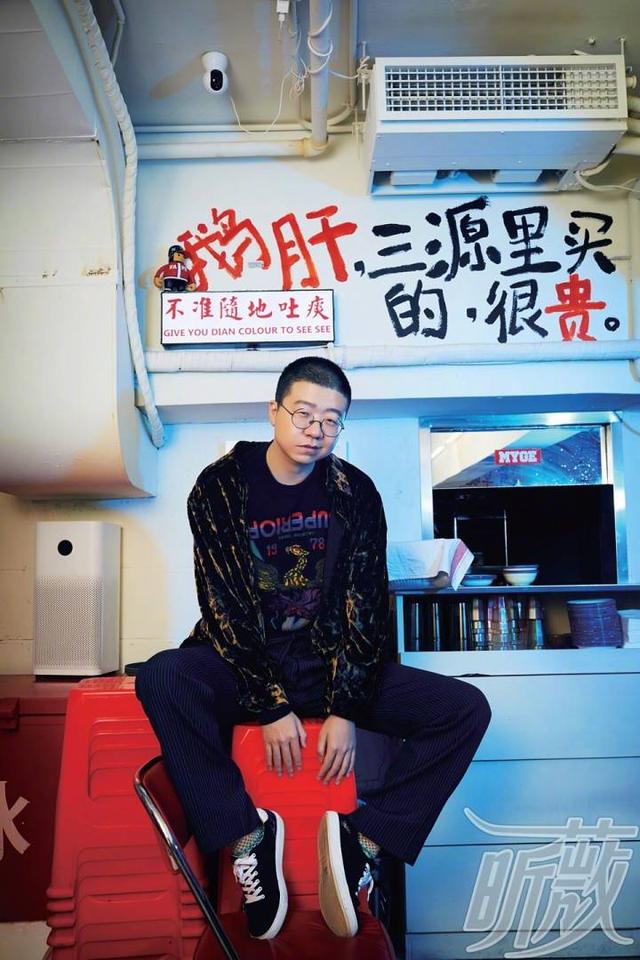 李诞给自家员工的福利, 竟然是自己的美腿照?