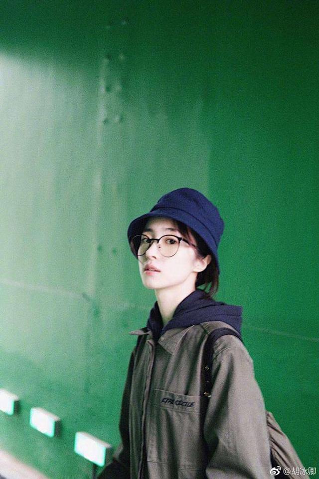 胡冰卿晒素颜照,凑数"九宫格"了解一下,最后一张真的不能忍|胡冰卿|九