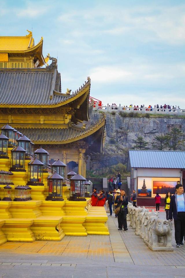 也许金顶叫做金顶的缘故就是这些金碧辉煌的庙宇,闪耀金色佛光的菩萨