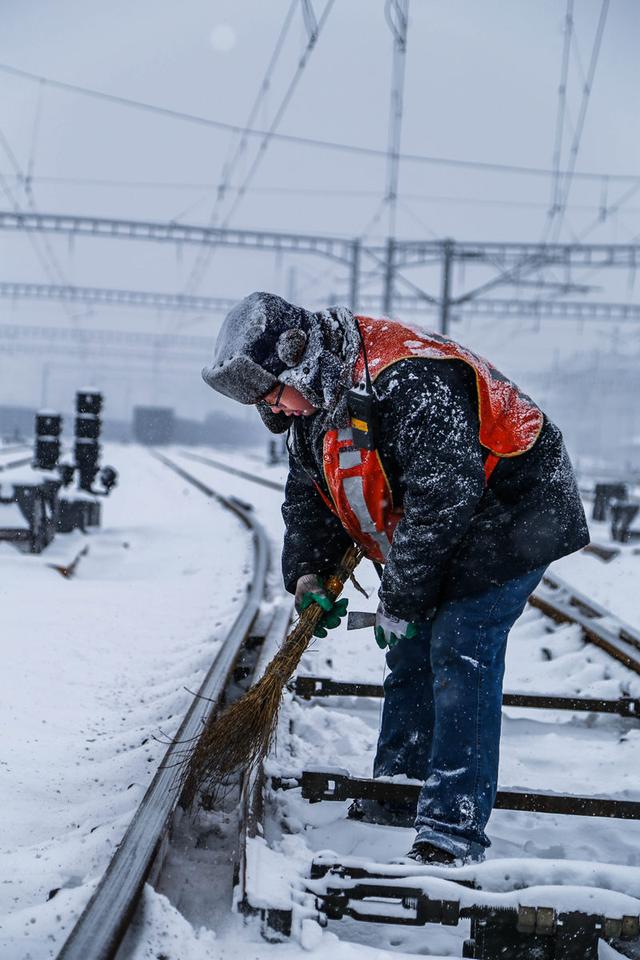唐山北站向奋斗在一线的铁路人致敬