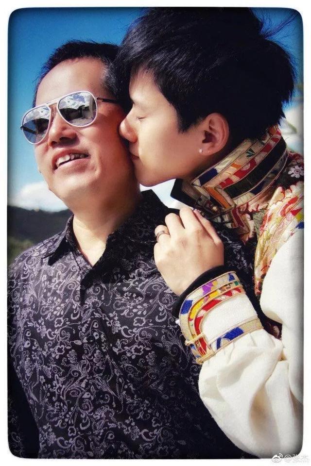 父亲节明星纷纷微博"炫父",毕雯珺爸爸帅气酷似金城武