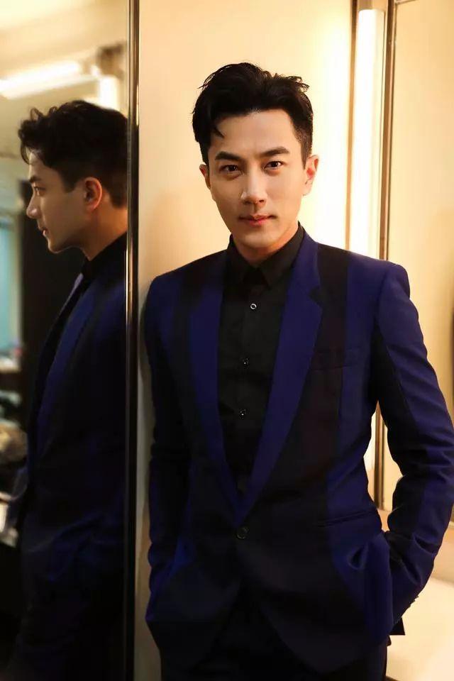 刘恺威出席香港回归晚会,网友:你怎么可以这么帅