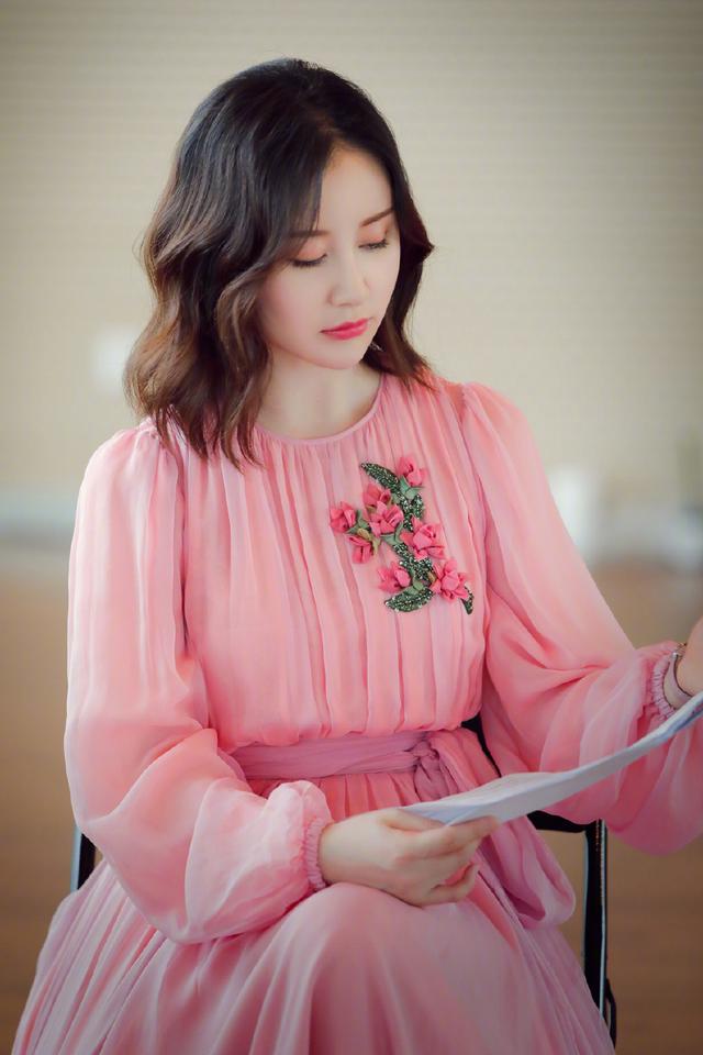 舒畅精致的妆容,立体的五官,真的太美了~这样的衣服穿搭也很符合现在