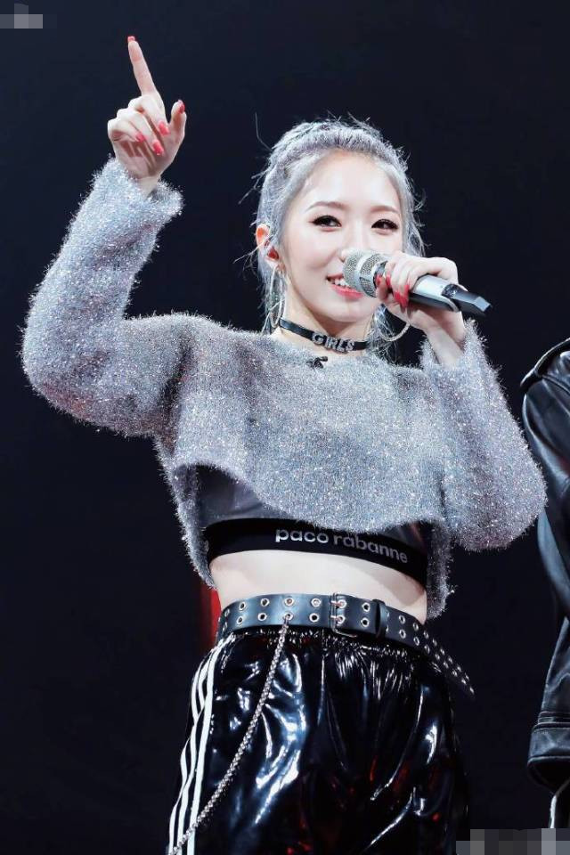 孟美岐现身明日之子,穿漏脐装"炫腹",可这排骨身材着实吓人!