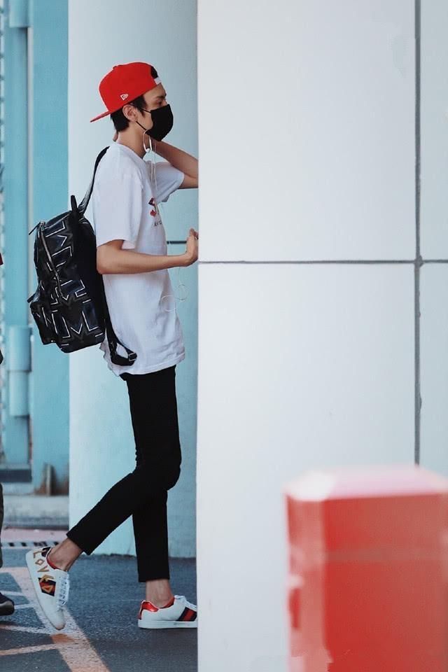 大长腿小哥哥毕雯珺现身,打扮充满少年感,是那种理想型的男生!