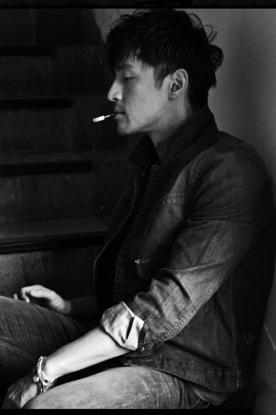 网友抓拍到抽烟的胡歌,感觉有时候比硬照还要帅!好苏啊