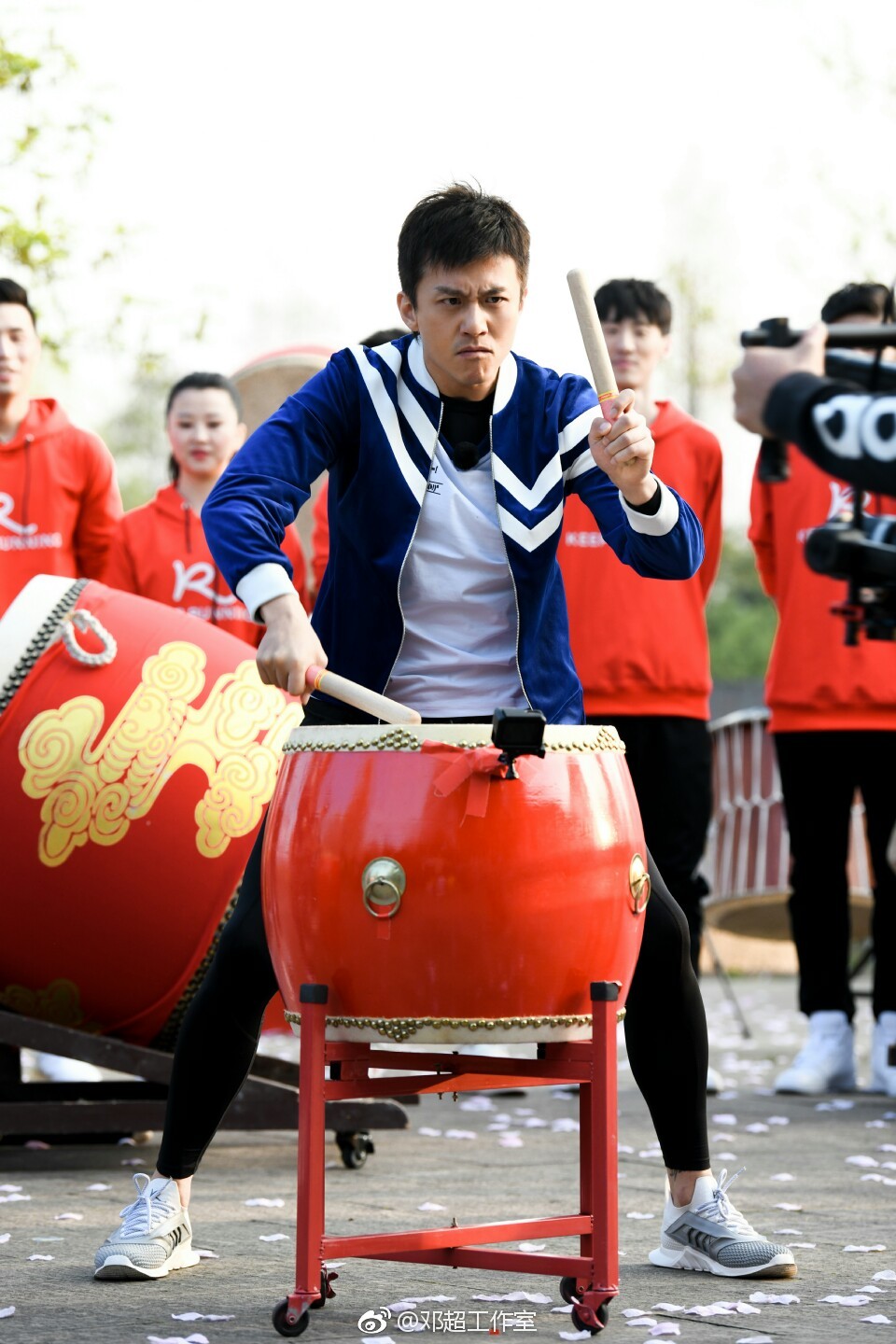 要想龙舟赛得好,打鼓气势很重要!