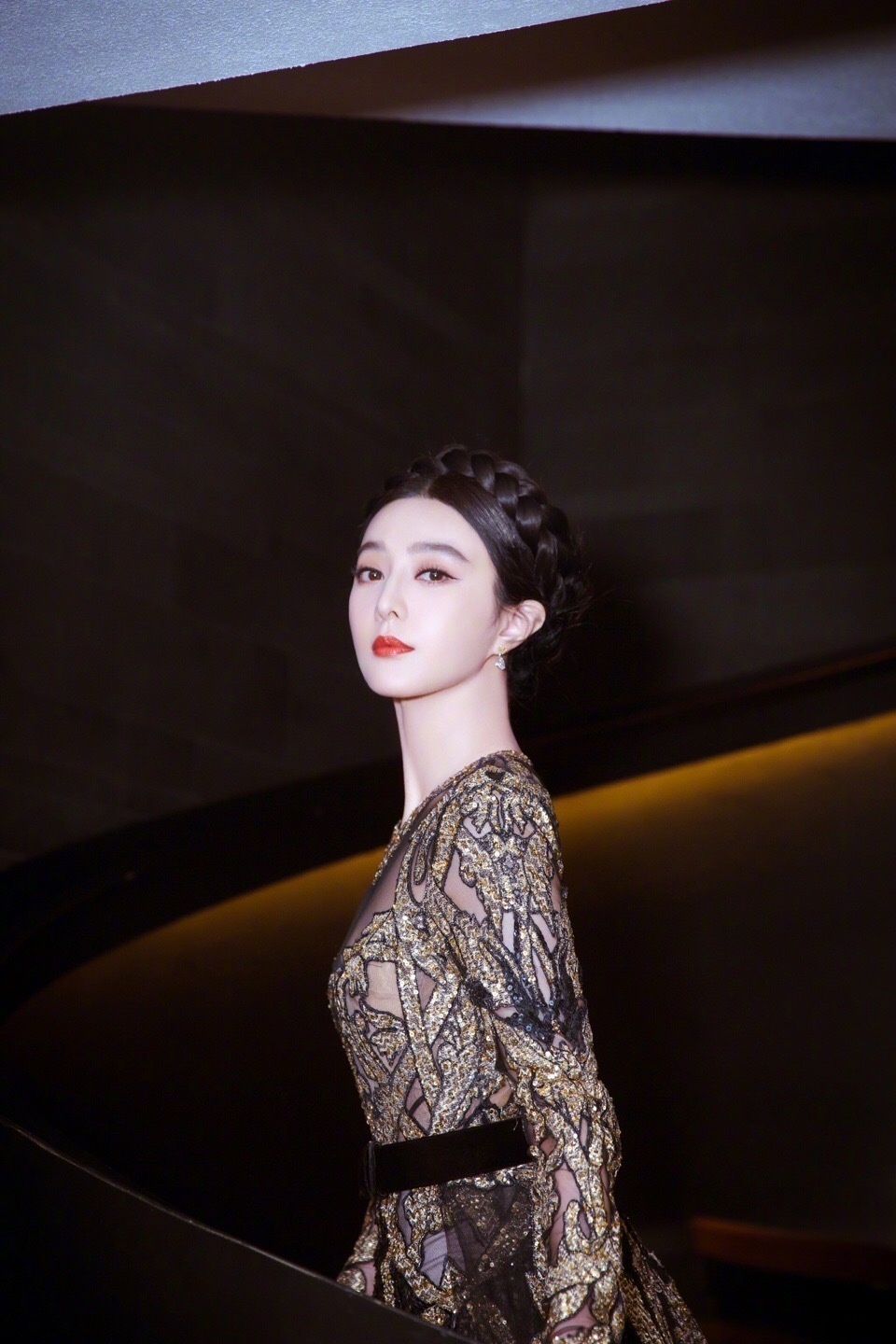 范冰冰 时尚美照,一身复古镂空装饰搭配别致的盘发