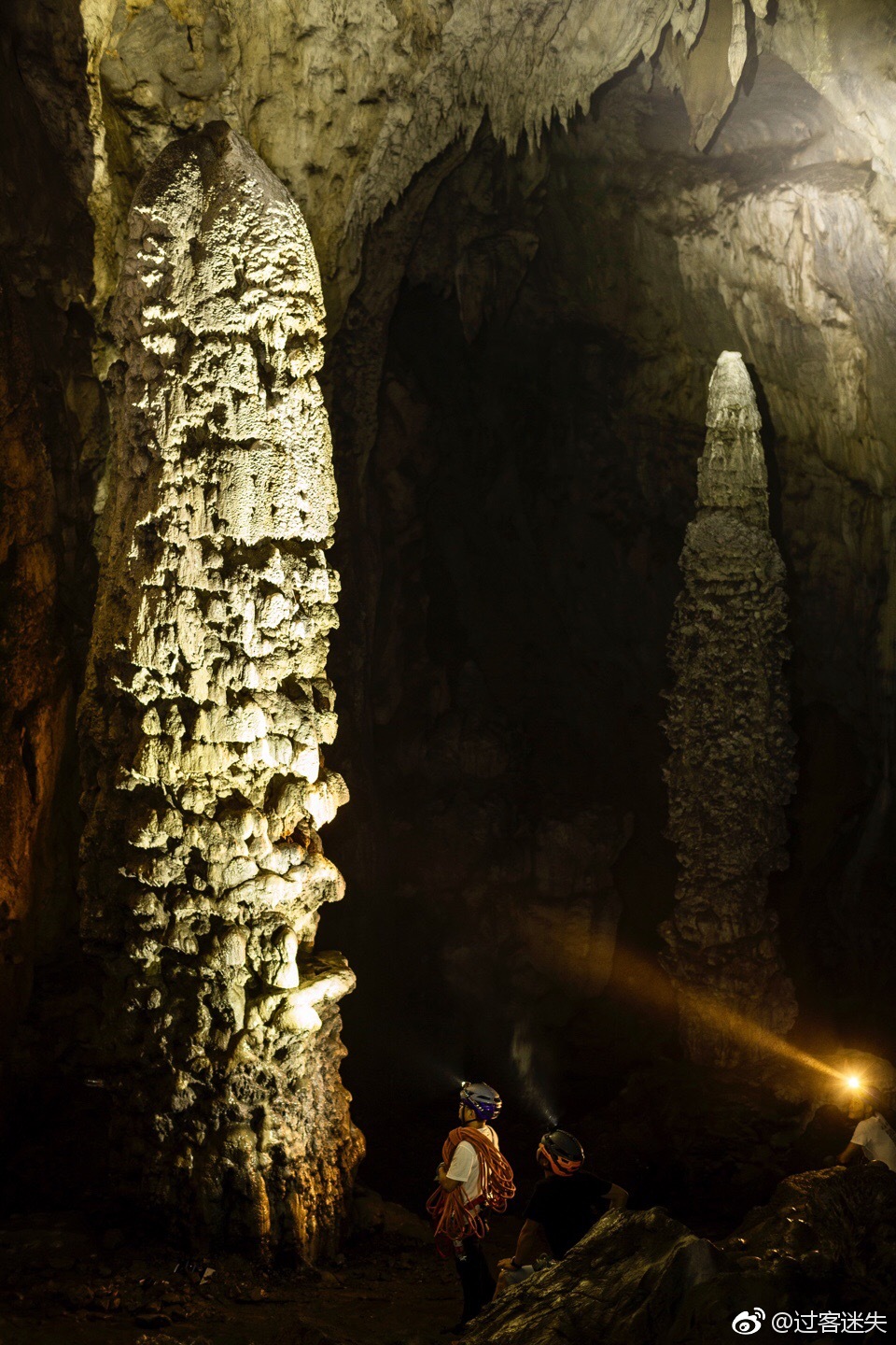 白塔洞位于衢州西部革命老区灰坪乡境内天坑白塔洞和两头洞