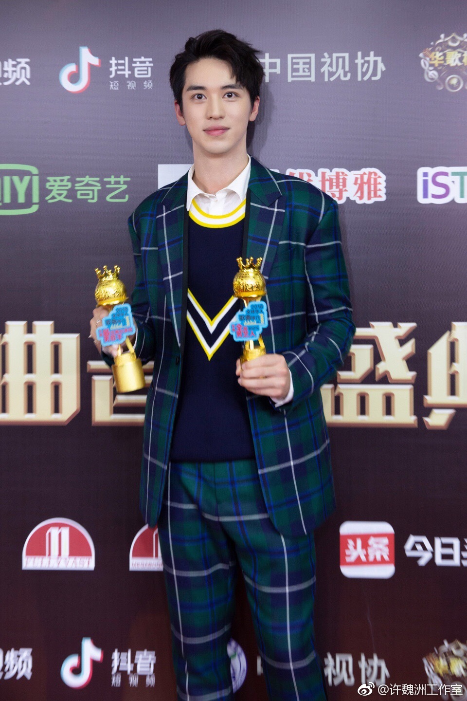 恭喜@许魏洲zz 获得2018 "年度全能男艺人","年度最佳舞台演绎男