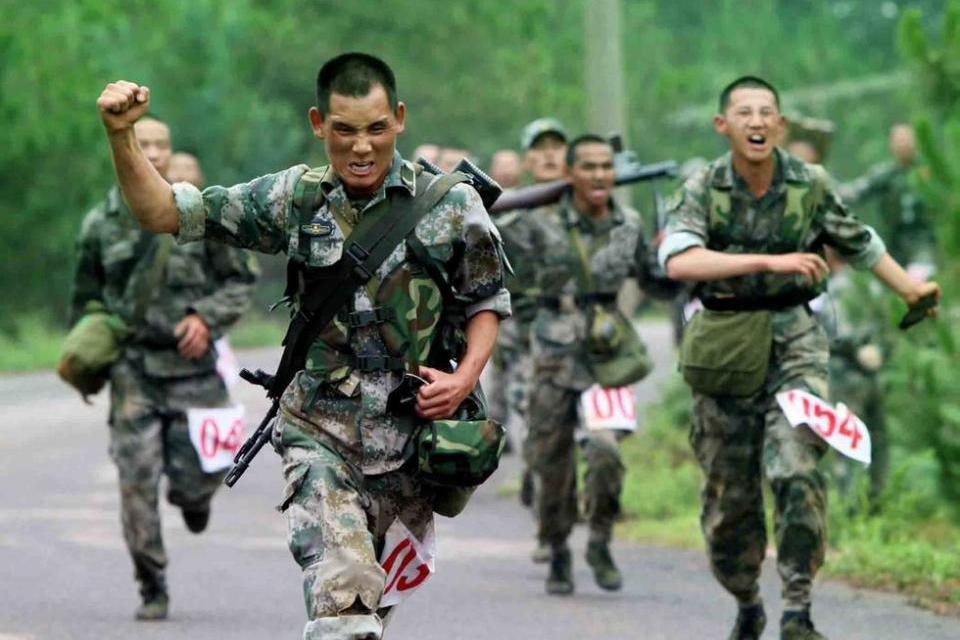野外驻训过的战友, 听说男兵会训练到尿血, 是真的假的