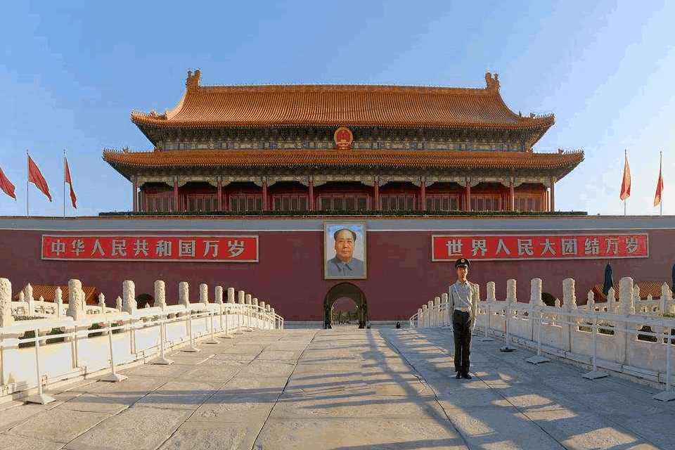 游客来到天安门旅游,争相和站岗哨兵合影,网友:请尊重这份职业|哨兵|天安门|合影|游客|职业_新浪新闻