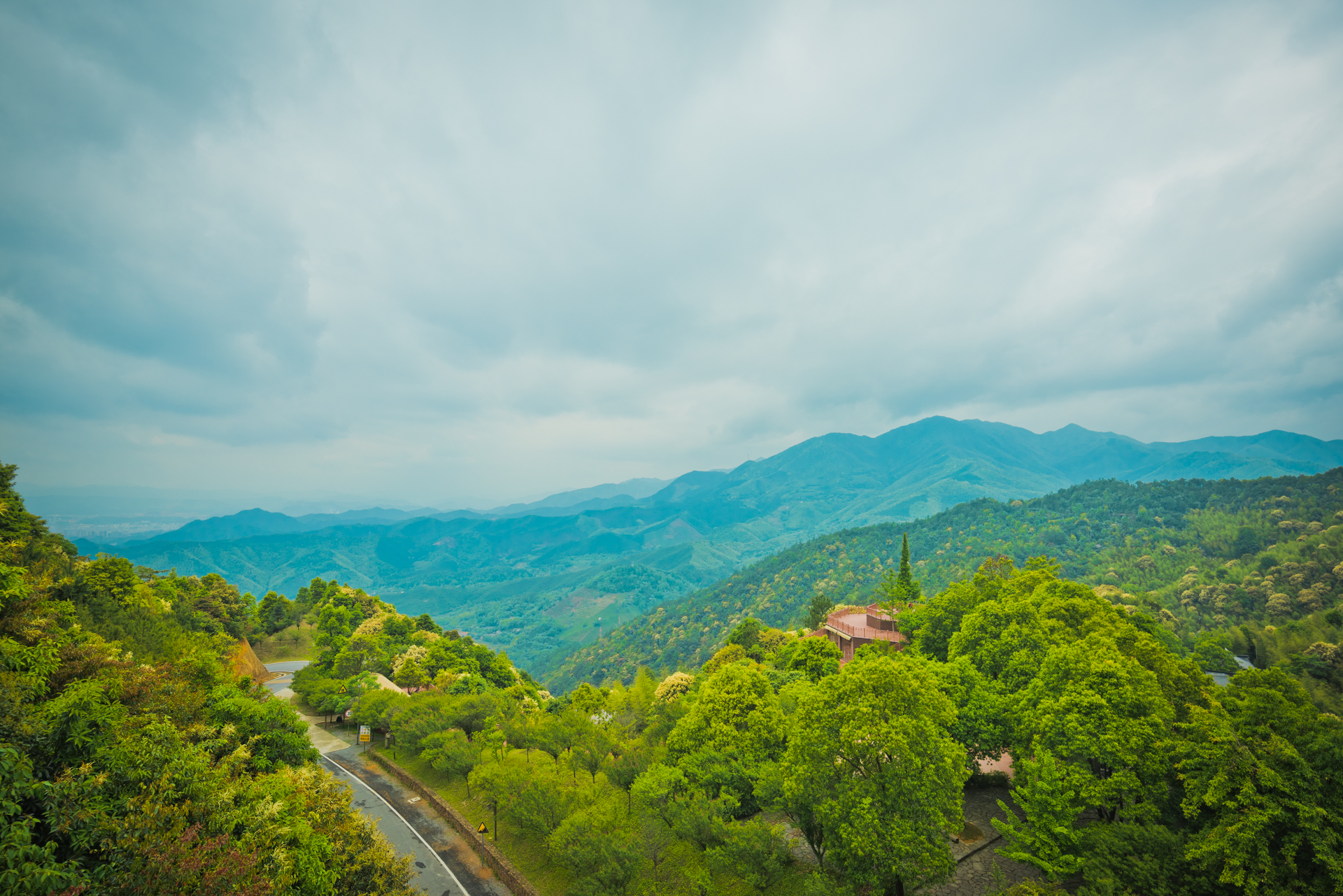 现在的年轻人很少带着老人家出门玩爬江西大丫山风景区的时候