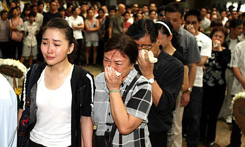 著名喜剧演员郭昶葬礼妻子伤心欲绝现场上千群众送别