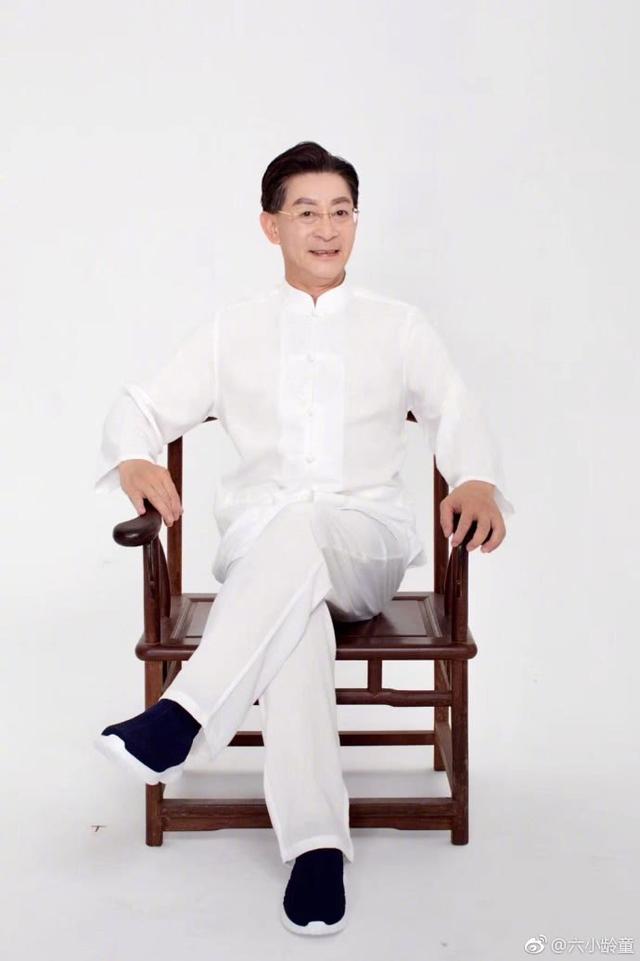 59岁六小龄童罕见休闲风写真曝光,精神饱满颜值爆表