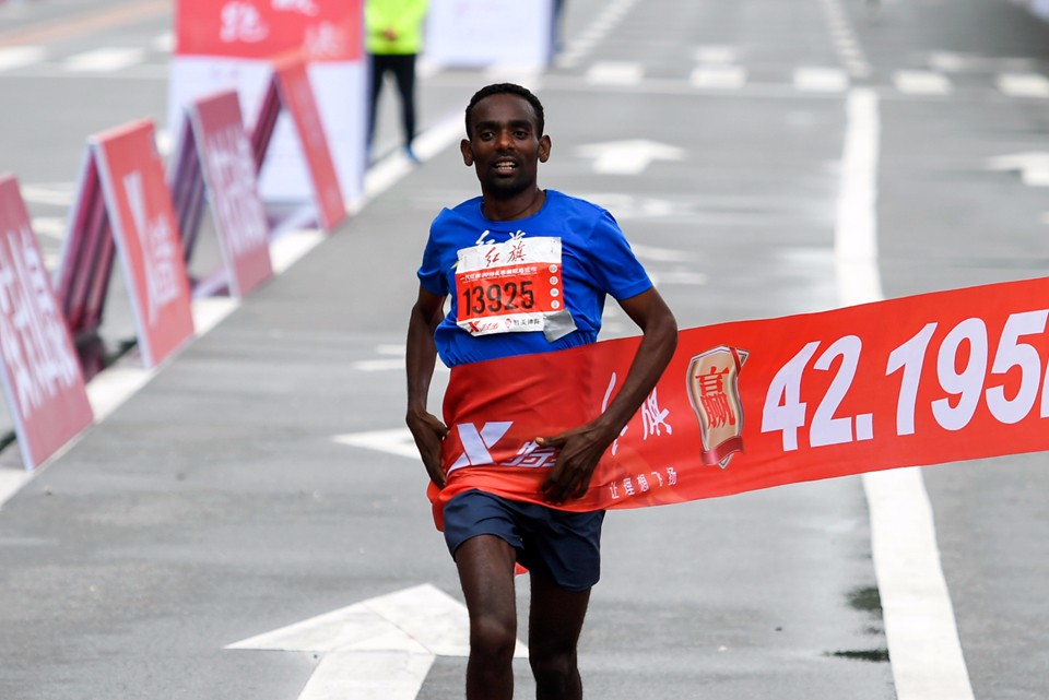 长春国际马拉松男女全程冲线瞬间 前三均有中国面孔