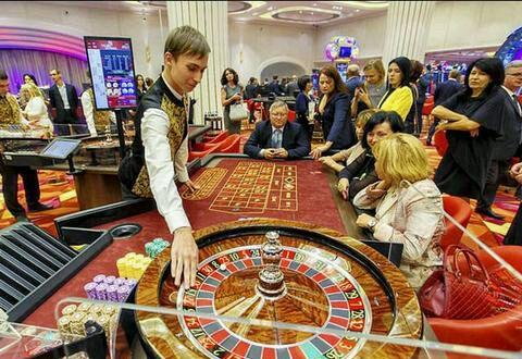 实拍海参崴赌场的美女, 女荷官是真漂亮