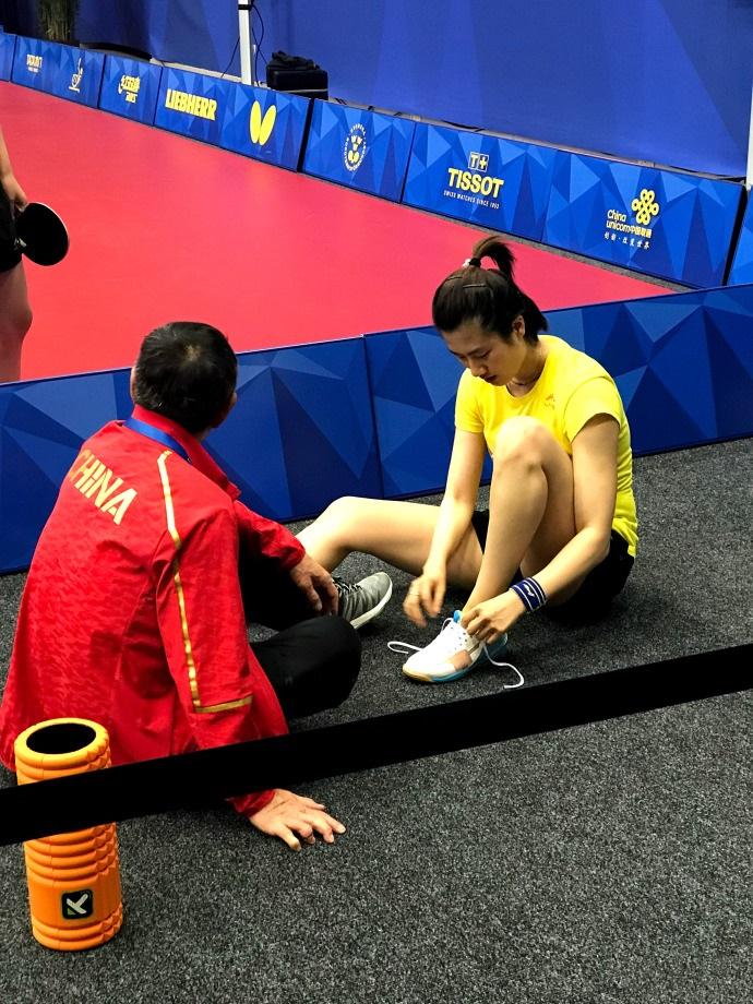 解说一直在强调丁宁心态不够,但事实却是左脚扭伤