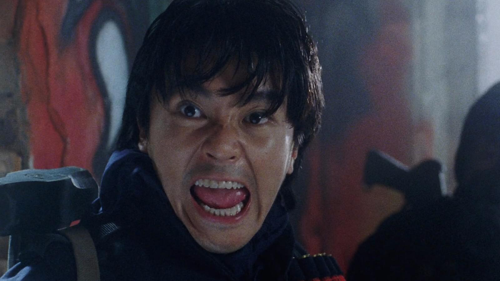 周星驰演特警队长,一本正经地搞笑,造型出众拳脚威武却自带滑稽