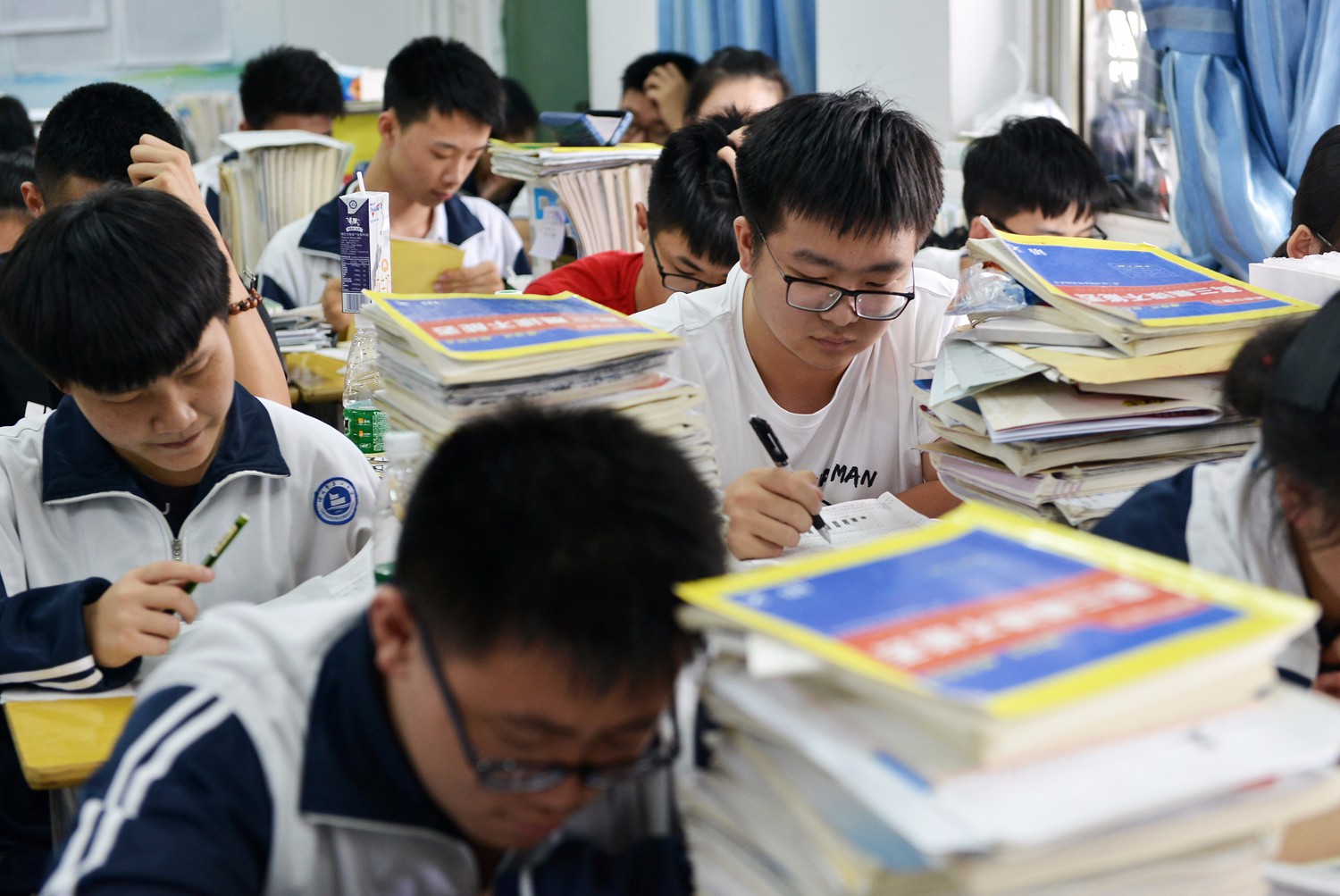 全国各地高三学子们纷纷拿出"全力以赴,高考必胜"的姿态,迎战高考.