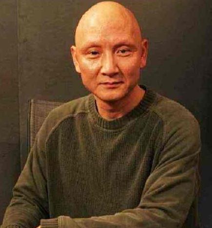 因怪病变光头, 演半辈子坏蛋, 曾捧红文章, 12岁与娇妻情定终生