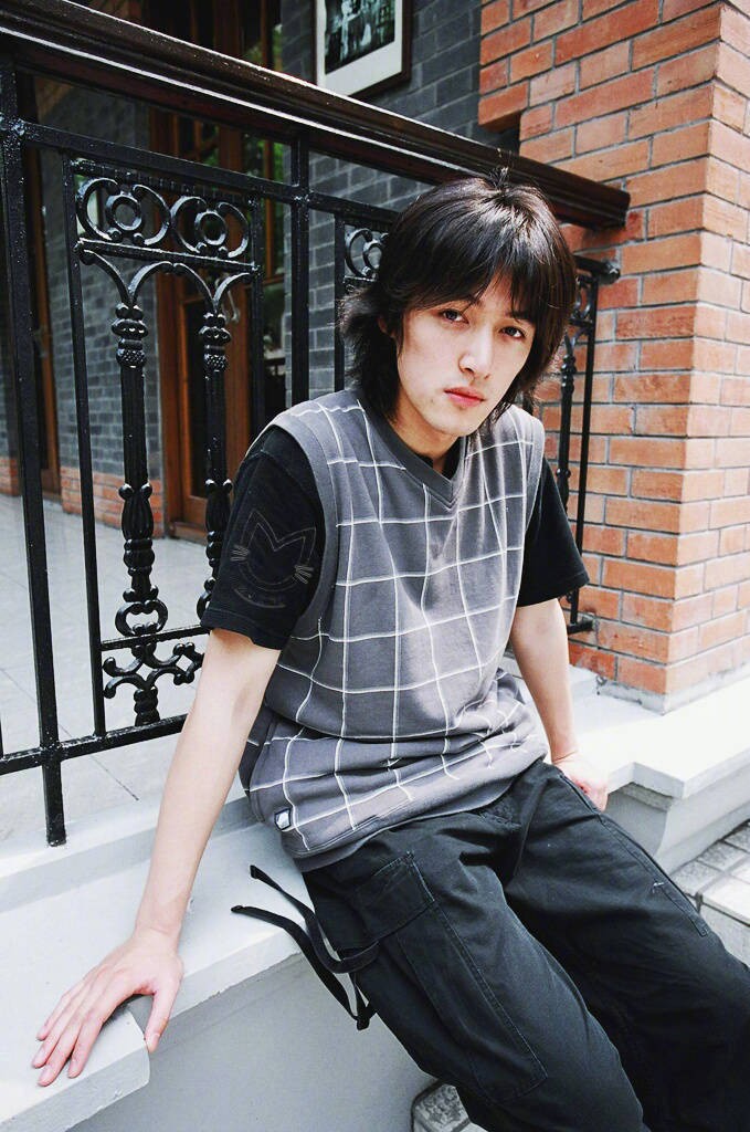 胡歌一组年轻时青涩旧照,简直太帅了,甩现在的各种小鲜肉十条街