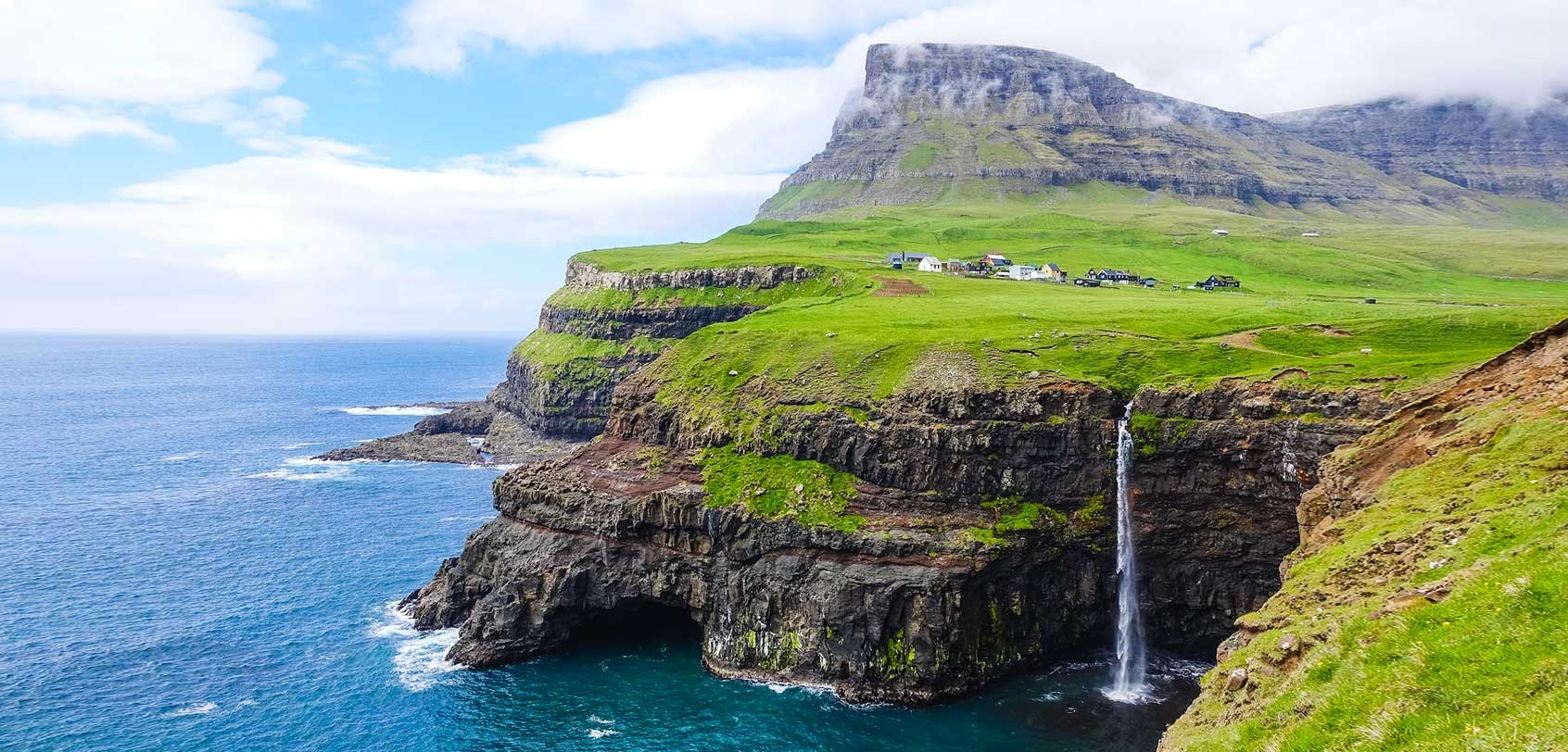法罗群岛的“屠杀”,领航鲸被诱惑到岸边,海边的男人...