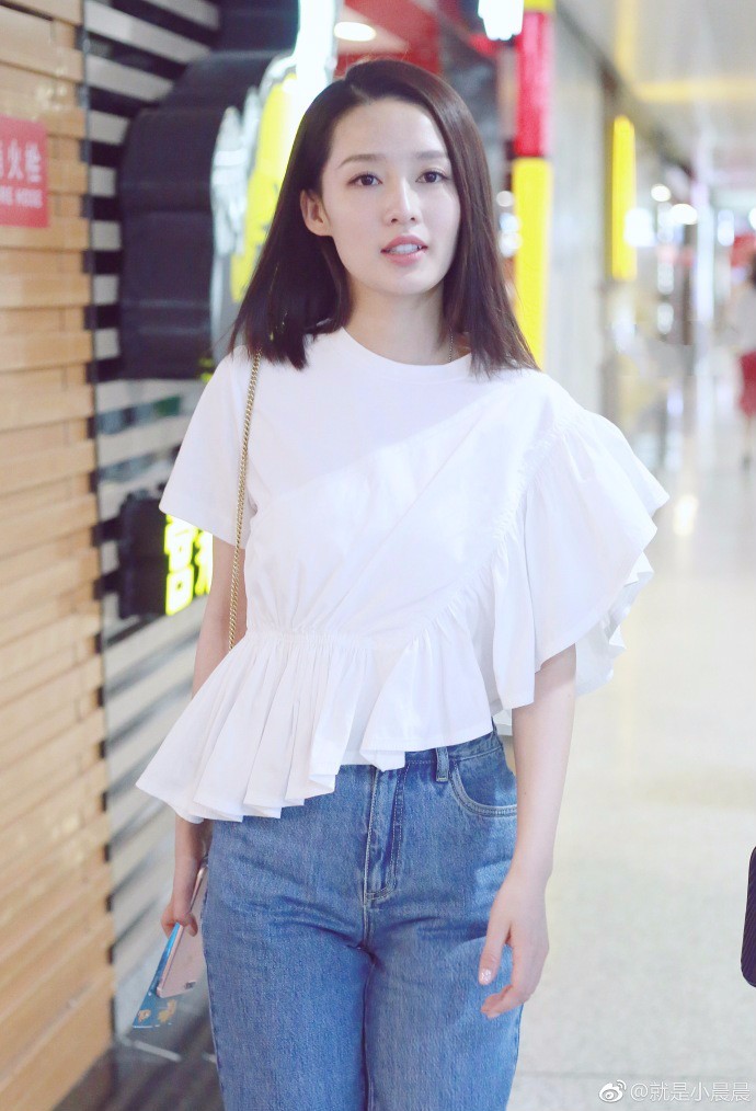 李沁穿白色斜边衬衣搭配蓝色牛仔裤现身机场,皮肤白嫩笑容甜美!