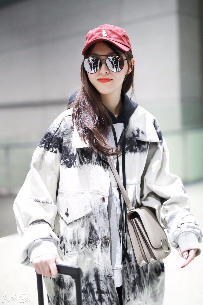 唐嫣戴墨镜穿卫衣搭配裙子现身机场,烈焰红唇肤白貌美大秀美腿