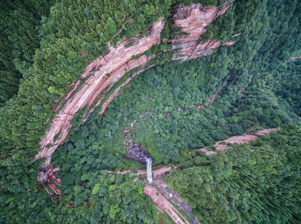 鸟瞰江津区四面山核心景区震撼的丹霞地貌"土地神岩"