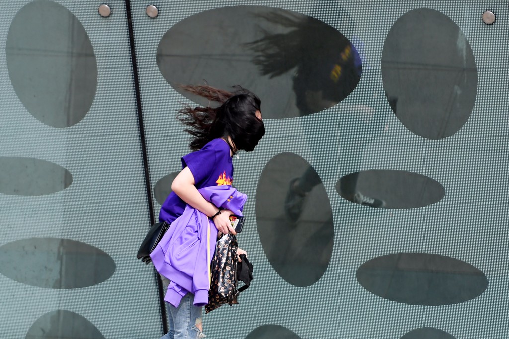 八级大风袭击春城 美女秀发风中凌乱