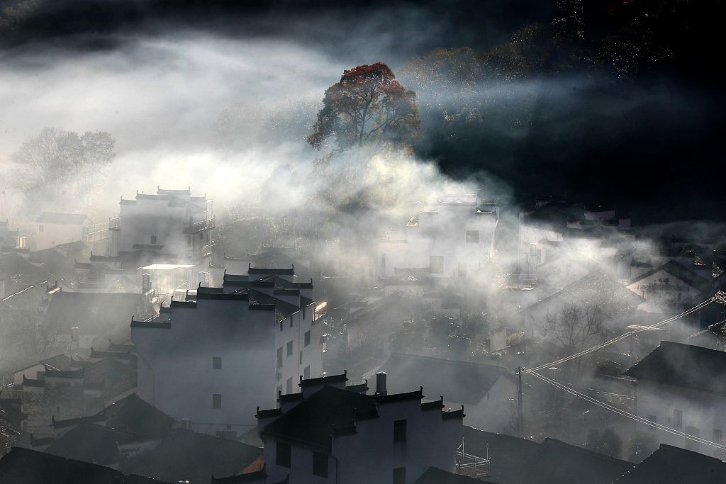 江西上饶雨后婺源石城云雾缭绕景色如画