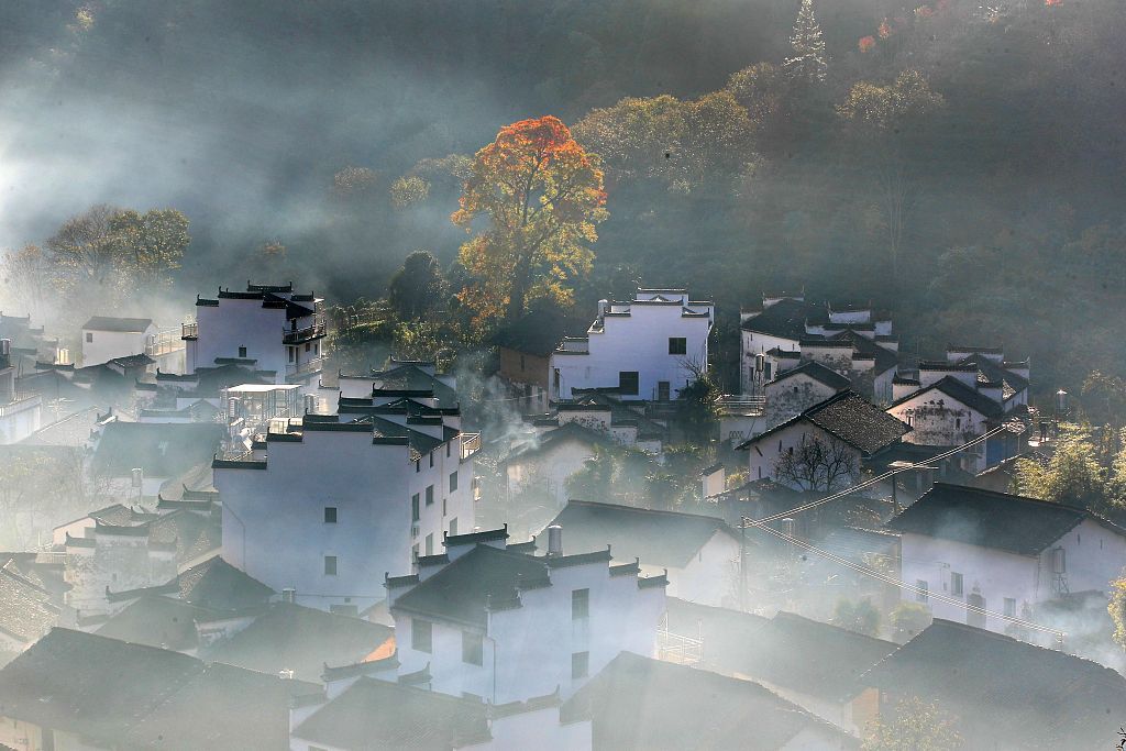 江西上饶雨后婺源石城云雾缭绕景色如画