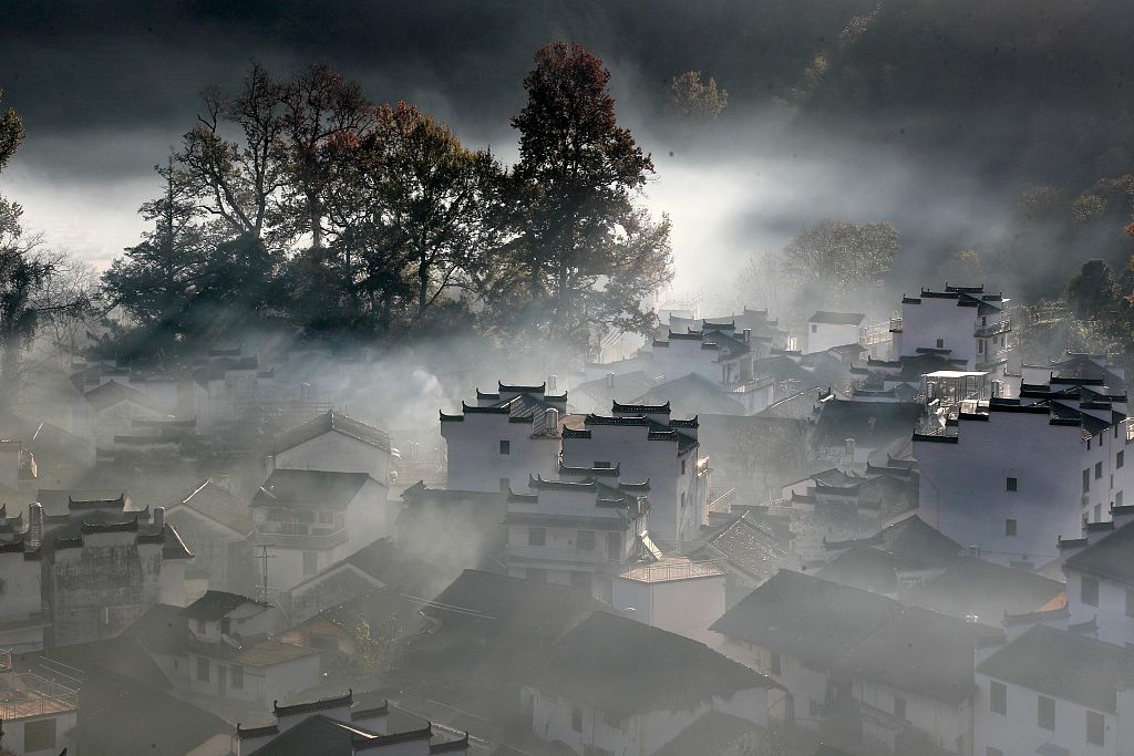 江西上饶雨后婺源石城云雾缭绕景色如画