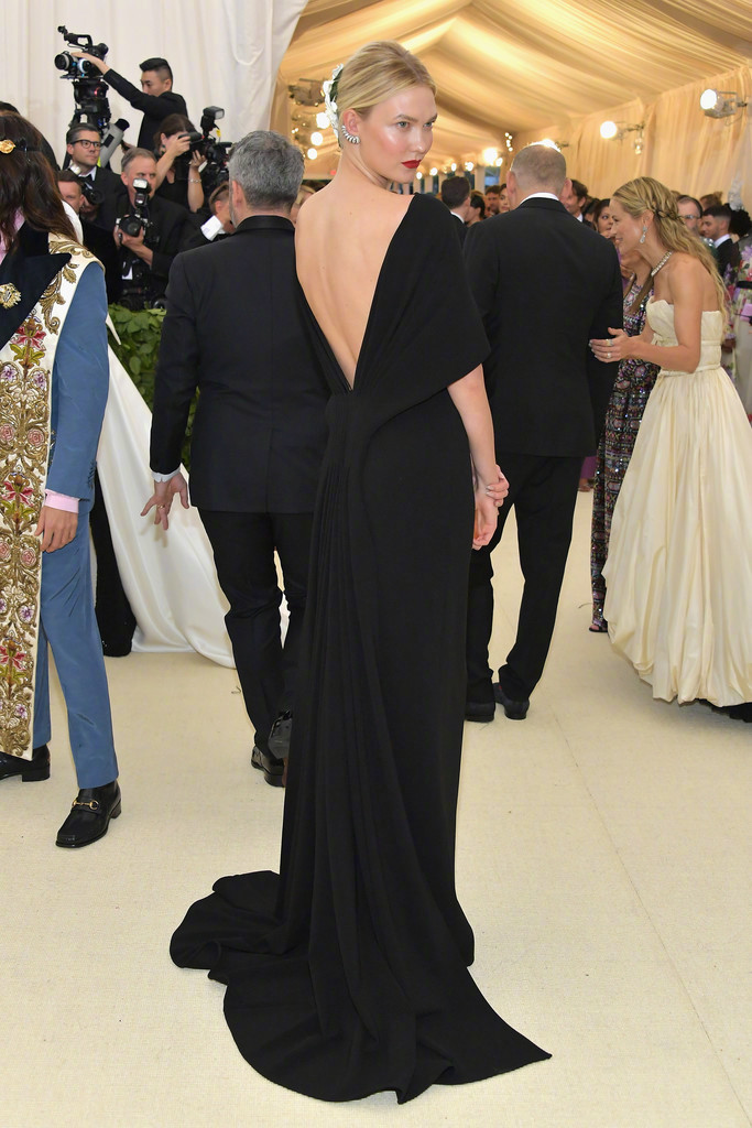 bodies: fashion and the catholic imagination红毯——karli kloss