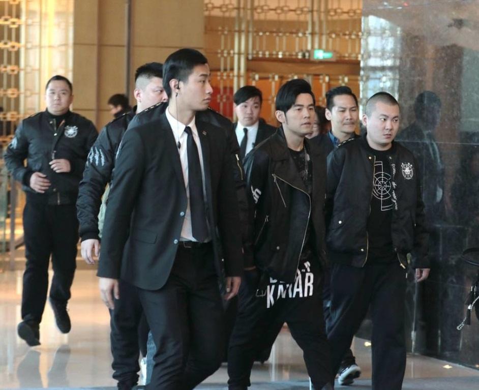 盘点娱乐圈当红明星出行保镖阵容: 有的霸气十足, 有的小鸟依人