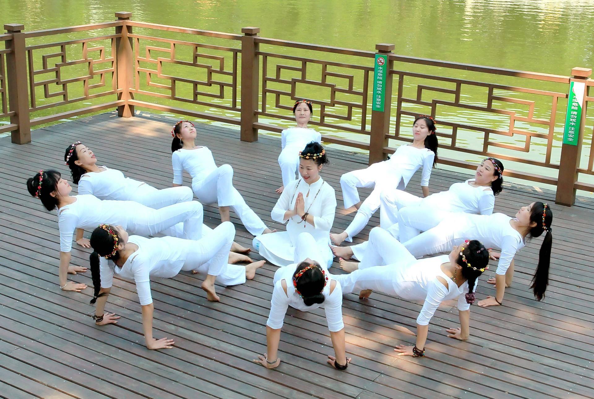 功夫瑜伽,是不是练瑜伽的都有一身好功夫,都看不出年龄了