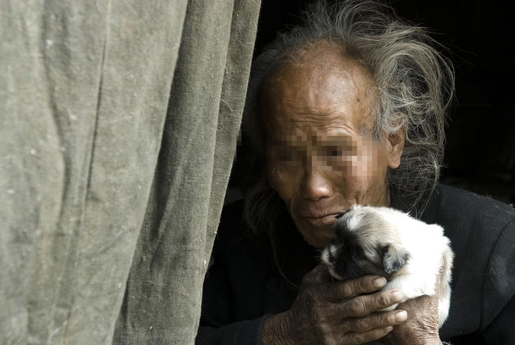 流浪老汉捡到钱包,苦苦等待失主,失主感动流泪,送一套房子感谢