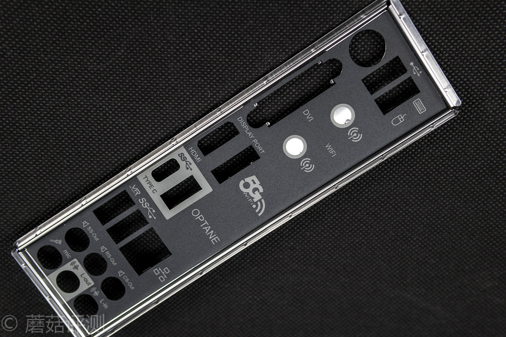 ▼将主机上之前的主板挡片拆下,换上新的,这一步非常重要,避免尴尬