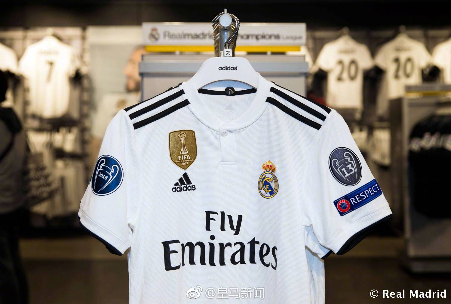 皇马新赛季的主客场球衣,已经在伯纳乌的官方商店对外出售了.