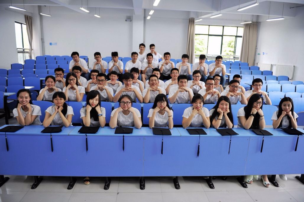 高校毕业生即将离校 看青岛高校的毕业照 秀出青春靓丽的自己_新浪